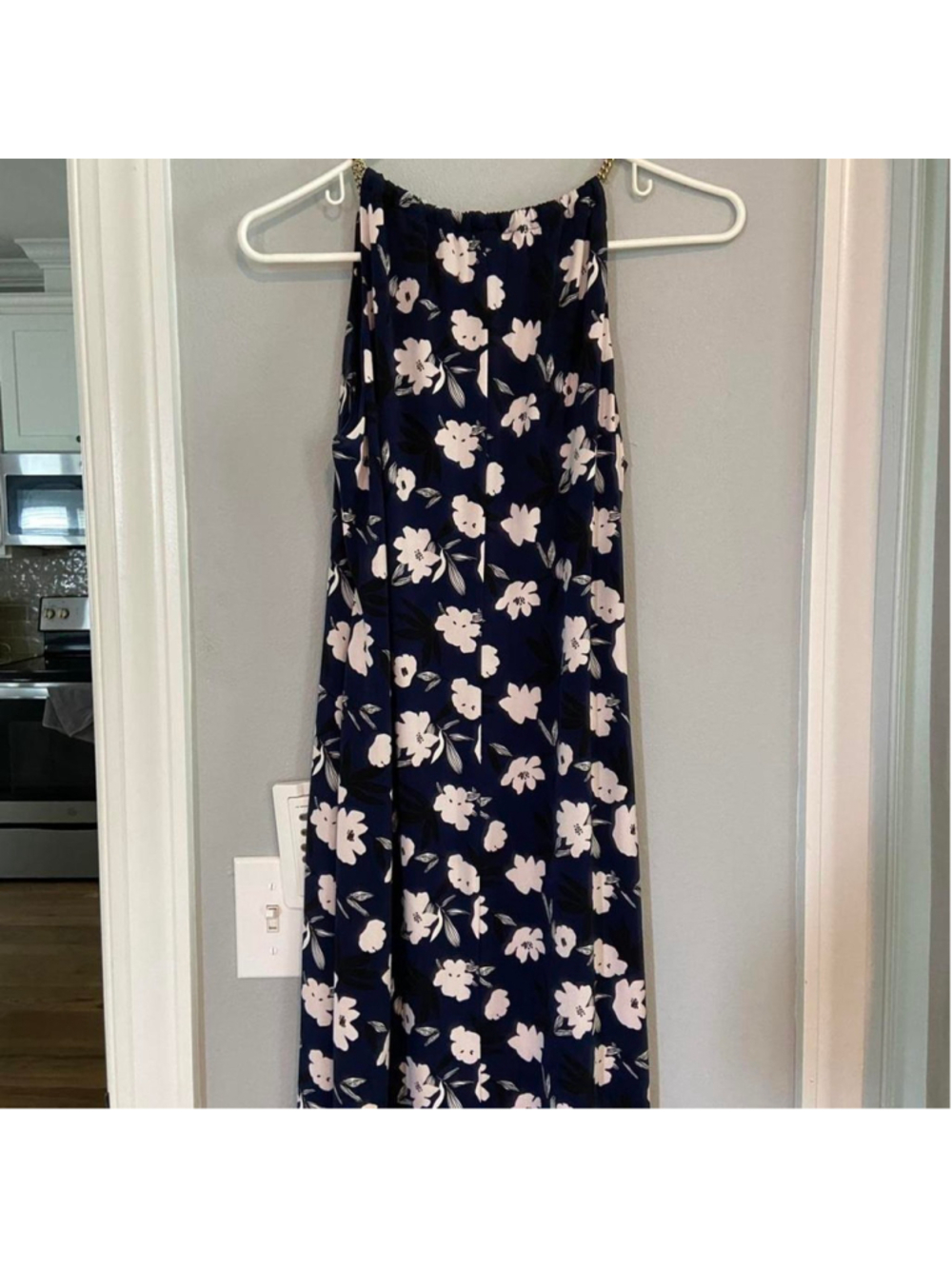 Ivanka Trump navy floral maxi dress with gold buckle detail #formal #floral - Picture 4 of 7